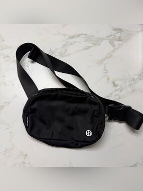 Lululemon black belt bag